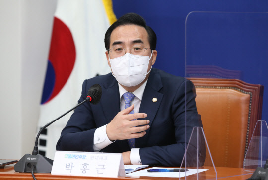 박홍근 민주당 원내대표가 29일 국회에서 열린 당-전국장애인차별철폐연대 간담회에서 발언하고 있다. 국회사진기자단=연합뉴스